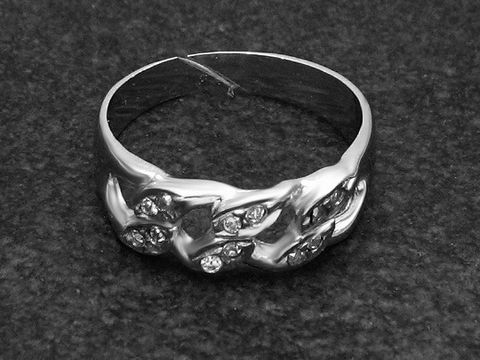 Silberner Ring mit Panzerkette, verstellbar, verziert mit Zirkonia-Steinen, rhodiniert, Hersteller Juwelier Harnisch. Elegantes Design für besonderen Schmuck.