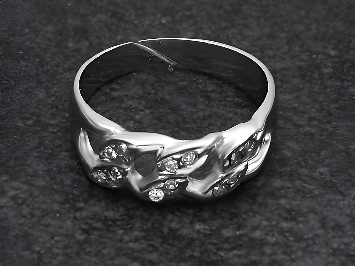Silberner Ring mit Panzerkette, verstellbar, verziert mit Zirkonia-Steinen, rhodiniert, Hersteller Juwelier Harnisch. Elegantes Design für besonderen Schmuck.