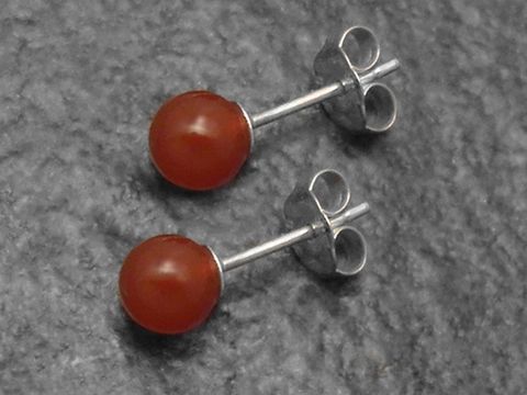 Silber Ohrringe aus echtem Silber mit einem 8mm Karneolstein von Juwelier Harnisch, zeitloses Design in schlichtem Stil. Ideal für jeden Anlass.