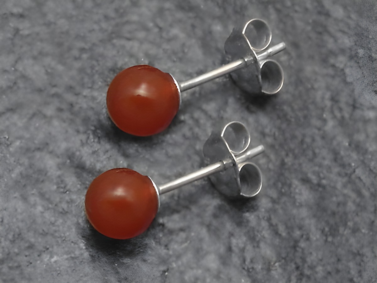 Silber Ohrringe aus echtem Silber mit einem 8mm Karneolstein von Juwelier Harnisch, zeitloses Design in schlichtem Stil. Ideal für jeden Anlass.