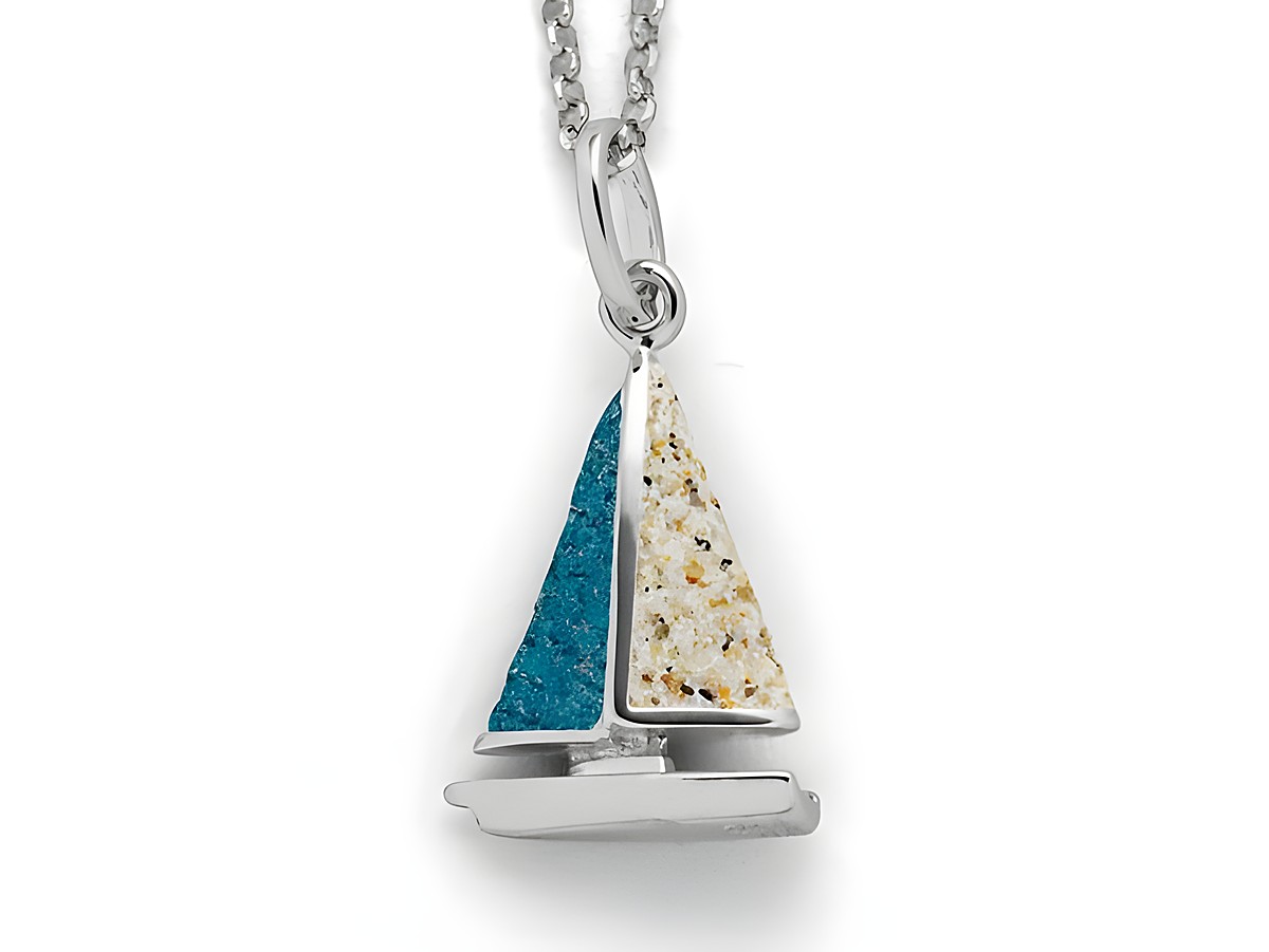 DUR Anhänger Segelboot aus Sterling Silber mit blauen und weißen Farbakzenten, kunstvoll gestaltet, ideal als modisches Accessoire für Boots- und Strandliebhaber.