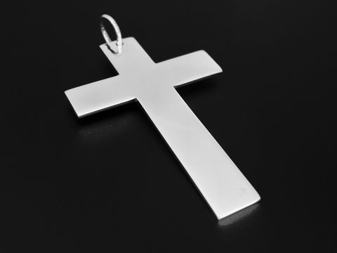 Silberner Kreuzanhänger, schlichtes Design, religiöses Symbol für Jesus, geeignet für Kirche und Alltag. Hersteller: Juwelier Harnisch.