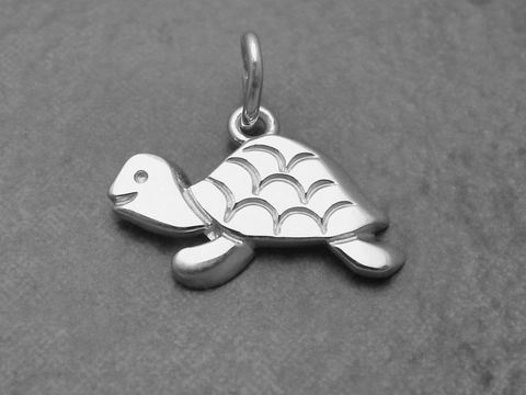 Niedlicher Anhänger in Form einer Schildkröte aus Sterling Silber gefertigt, Hersteller Juwelier Harnisch, ideal für Tierliebhaber und als Schmuckstück.