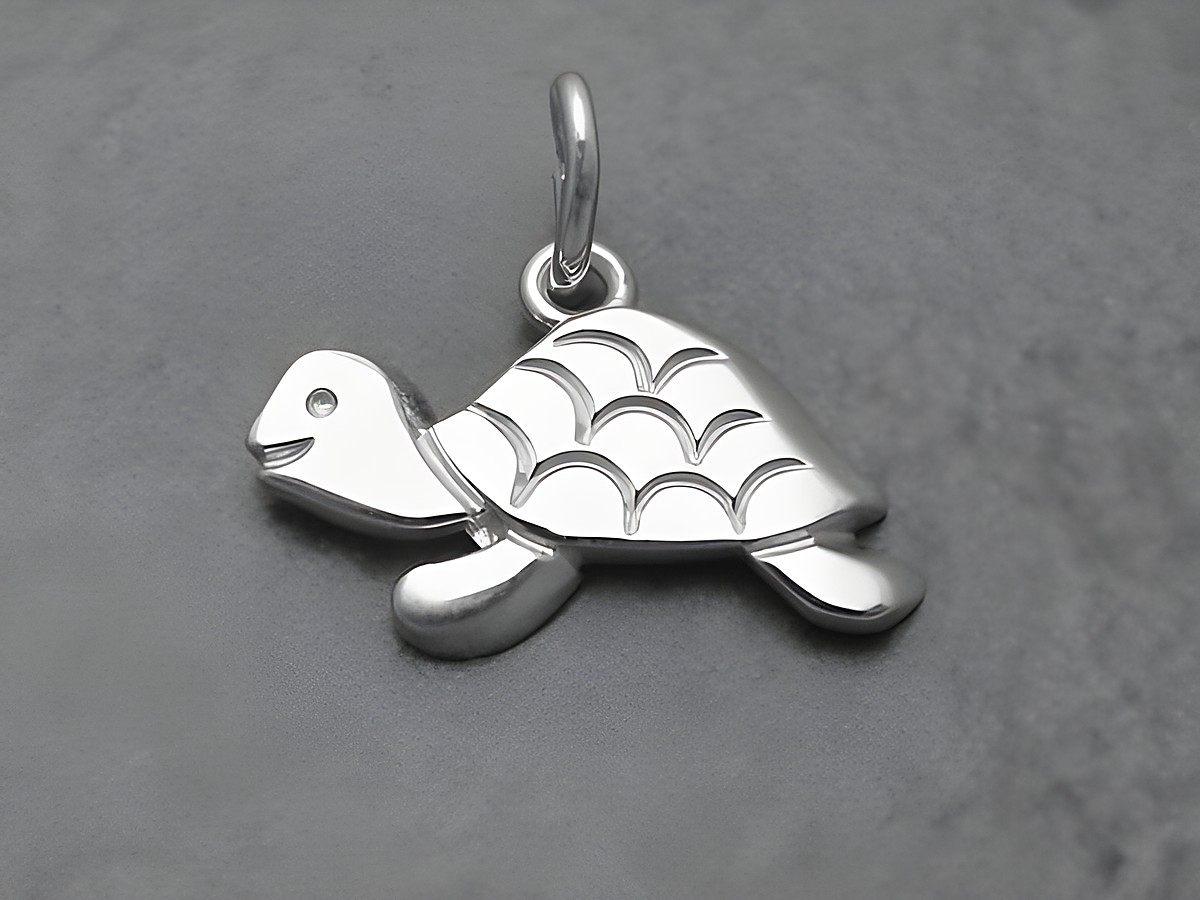 Niedlicher Anhänger in Form einer Schildkröte aus Sterling Silber gefertigt, Hersteller Juwelier Harnisch, ideal für Tierliebhaber und als Schmuckstück.