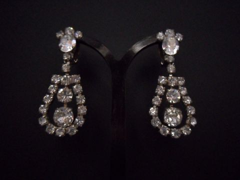 Weiß nostalgische silberfarbene Strass Ohrclips von Juwelier Harnisch, elegante Ohrhänger mit funkelnden Strasssteinen, ideal für besondere Anlässe oder als zeitloses Accessoire.