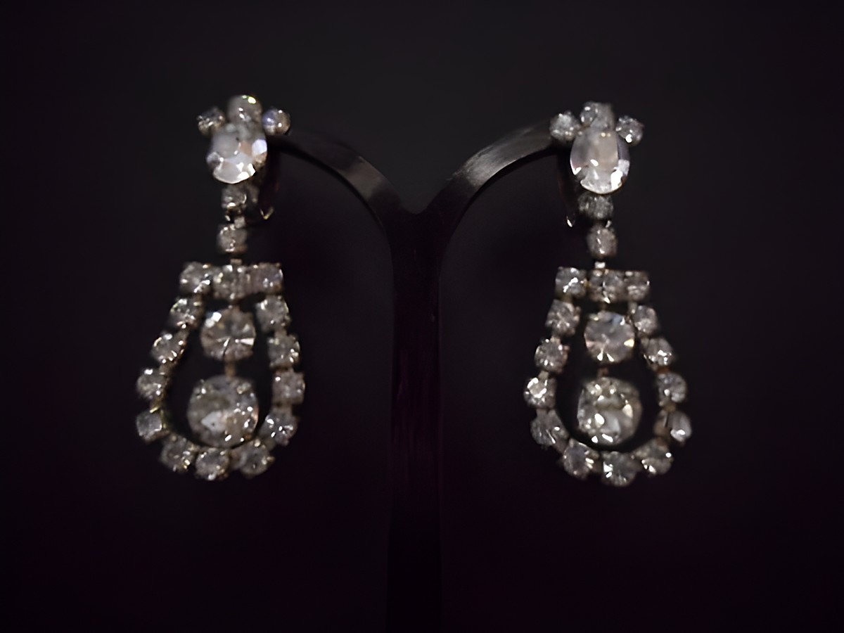 Weiß nostalgische silberfarbene Strass Ohrclips von Juwelier Harnisch, elegante Ohrhänger mit funkelnden Strasssteinen, ideal für besondere Anlässe oder als zeitloses Accessoire.