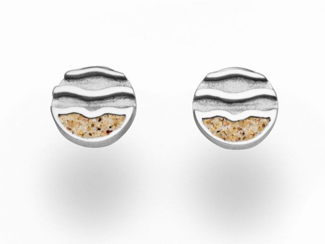DUR Ohrringe Strandwellen O5247 aus Sterling Silber mit einer runden Form, dekoriert mit sandfarbenen Elementen und wellenartigen Silberlinien für einen maritimen Look.