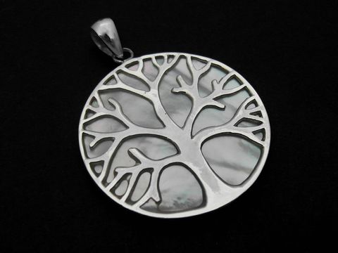 Silber Anhänger Lebensbaum aus Perlmutt in weiß, symbolisch für Wachstum und Verbundenheit, hergestellt von Juwelier Harnisch, dient als Glücksbringer.