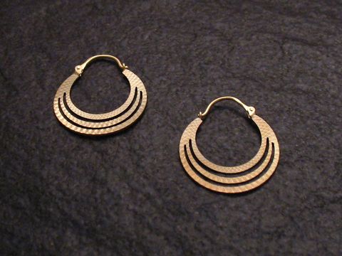 Echtgold Creolen mit polierter Oberfläche, Durchmesser 2,1 cm, aus der Kollektion von Juwelier Harnisch, mit dekorativen, geschwungenen Linien und bis zu 25 mm Breite.
