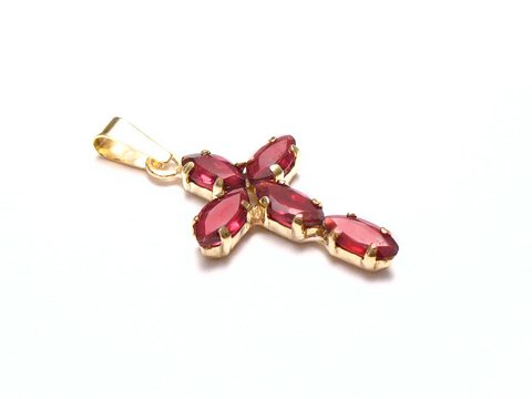 Granat Kreuz in Gelbgold 333, gefertigt von Juwelier Harnisch, mit mehreren facettierten Granatsteinen, die in einer eleganten Anordnung angeordnet sind.