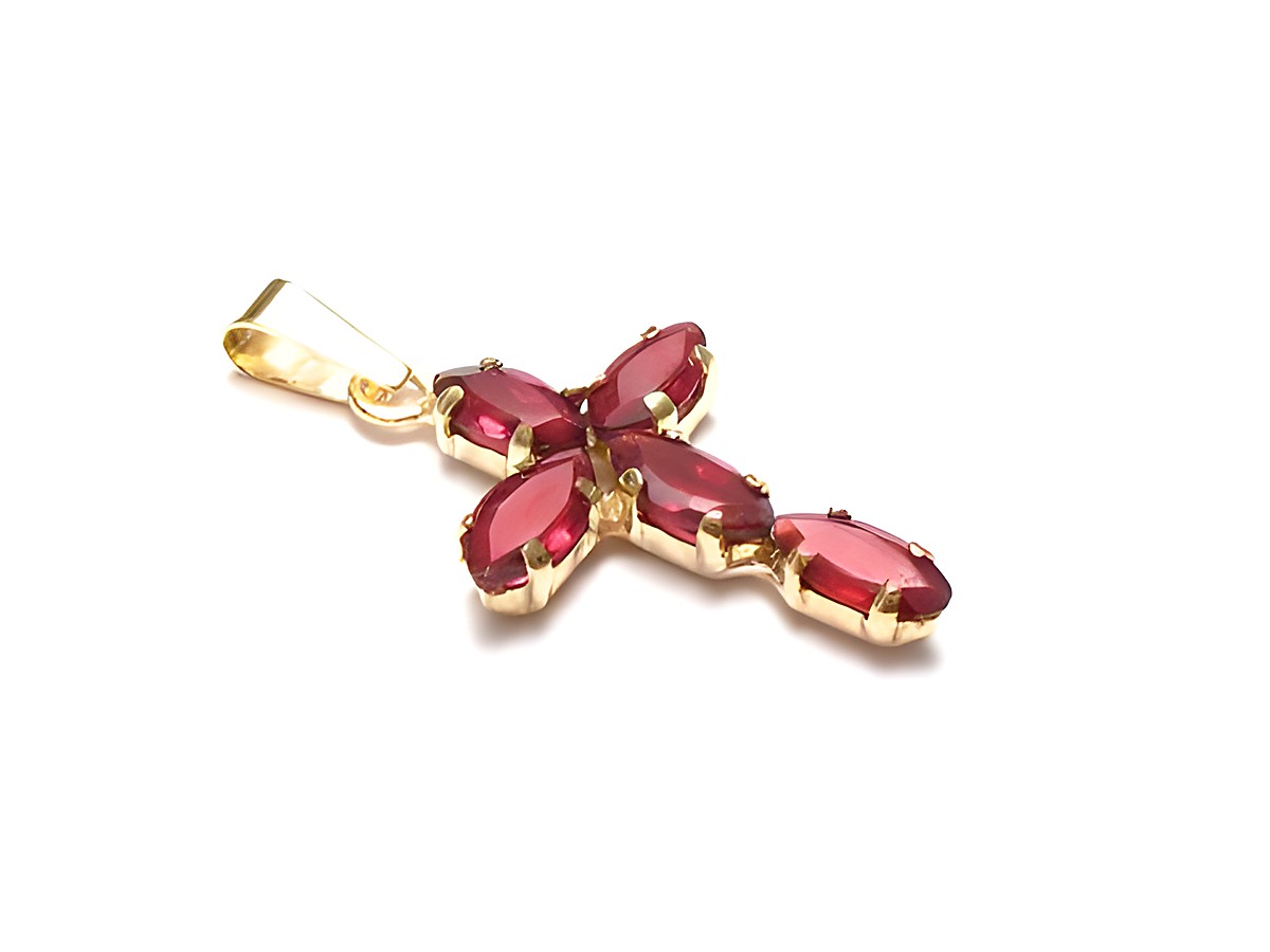 Granat Kreuz in Gelbgold 333, gefertigt von Juwelier Harnisch, mit mehreren facettierten Granatsteinen, die in einer eleganten Anordnung angeordnet sind.