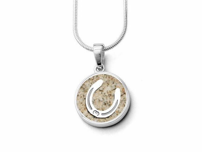 DUR Anhänger Pferdeglück Hufeisen Lavasand P4522 aus rhodiniertem Sterling Silber, zeigt ein Hufeisenmotiv auf sandfarbener Oberfläche, ideal für Pferdefreunde.
