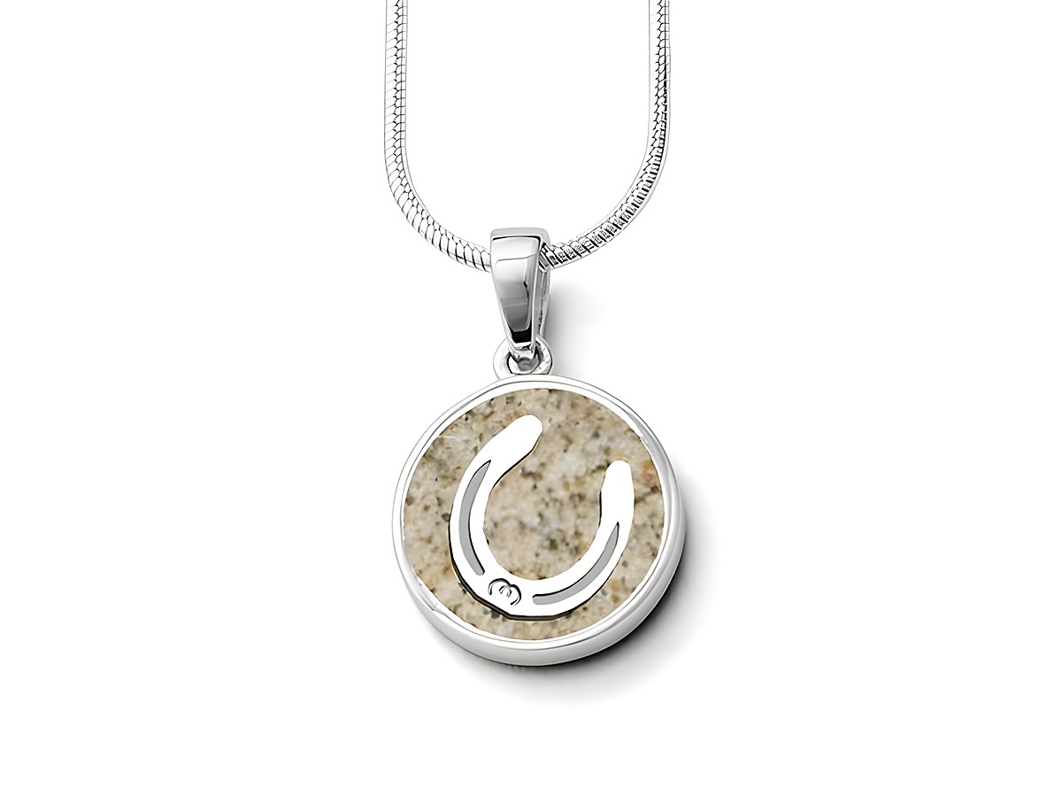 DUR Anhänger Pferdeglück Hufeisen Lavasand P4522 aus rhodiniertem Sterling Silber, zeigt ein Hufeisenmotiv auf sandfarbener Oberfläche, ideal für Pferdefreunde.
