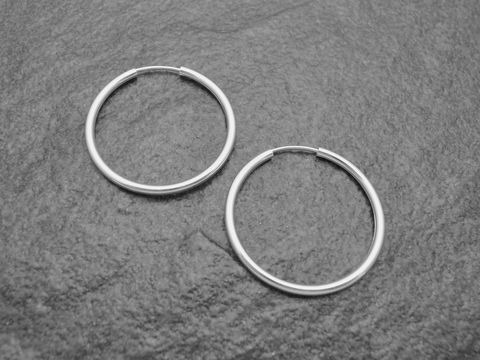 347041-0 Silber Creolen 3 cm aus rhodiniertem Sterling Silber, 2 mm dick, elegant und vielseitig, geeignet für jeden Anlass, hergestellt von Juwelier Harnisch, bis 45 mm Durchmesser.