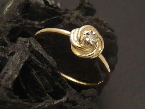 Goldring bildschön aus Gold 585 mit Diamant und Größe 50 vom Hersteller Juwelier Harnisch, bis Größe 50/16. Elegantes Design in ansprechender Optik.