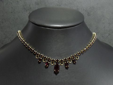 Strass Kette excellence in granatrot, 41,5-45 cm, goldfarben, Hersteller Juwelier Harnisch, mit goldfarbener Fassung und dekorativen Anhängern. Ideal für elegante Anlässe.