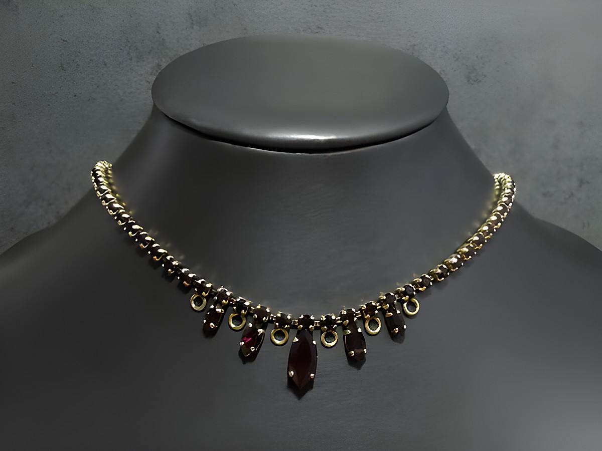 Strass Kette excellence in granatrot, 41,5-45 cm, goldfarben, Hersteller Juwelier Harnisch, mit goldfarbener Fassung und dekorativen Anhängern. Ideal für elegante Anlässe.