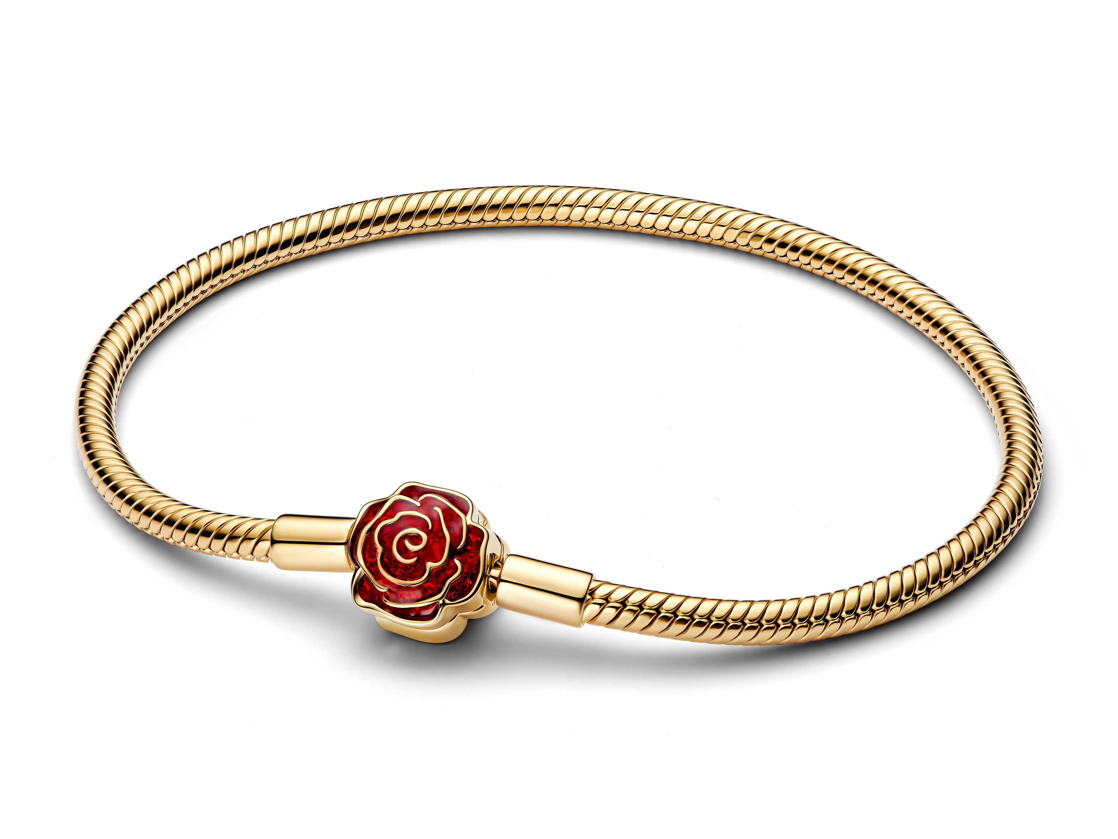 Das Bild zeigt ein vergoldetes Schlangen-Gliederarmband von Pandora mit einer magischen Rose als zentralem Element, das mit rotem Emaille verziert ist und eine Länge von 16 cm hat.