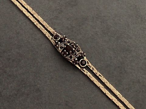 71395-0 Strass Armband in stilvollem Granatrot, 19-21 cm, goldfarbene Details, Hersteller Juwelier Harnisch, ideal für elegante Anlässe und modische Akzente.