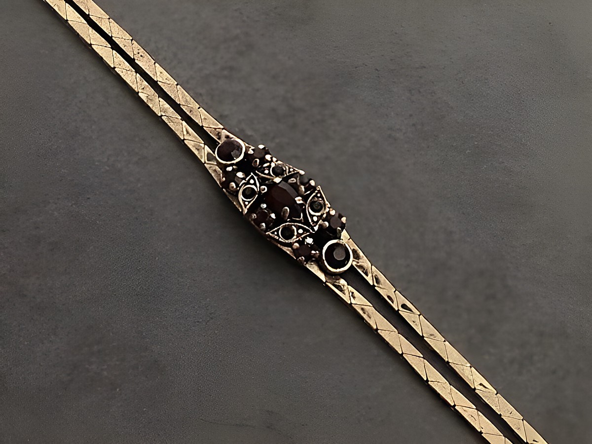 Strass Armband in stilvollem Granatrot, 19-21 cm, goldfarbene Details, Hersteller Juwelier Harnisch, ideal für elegante Anlässe und modische Akzente.