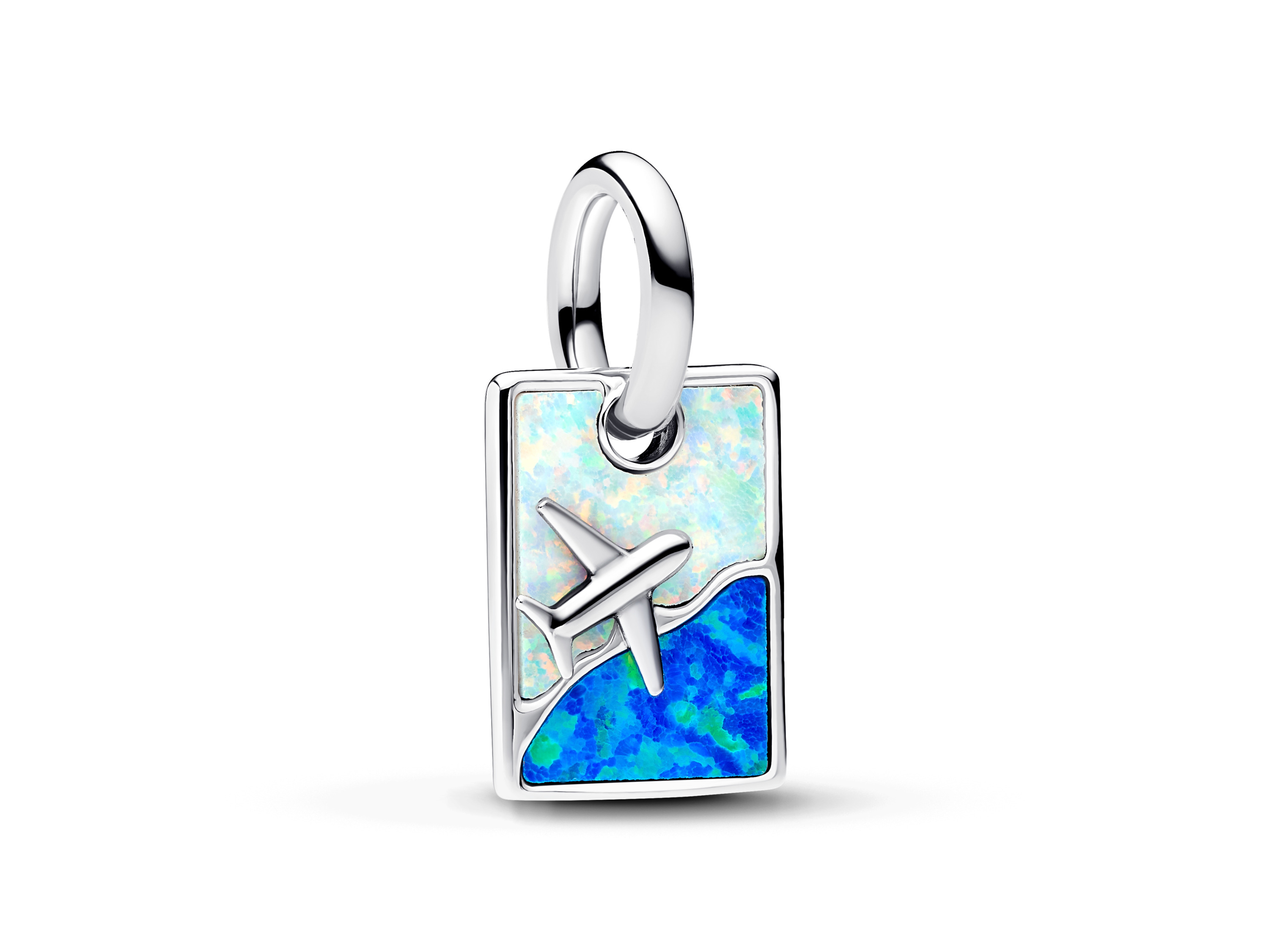 Der Reise Charm Anhänger von Pandora ist aus Sterling Silber gefertigt und zeigt ein stilisiertes Flugzeug auf einem bunten Hintergrund mit Blau- und Grüntönen, ideal für Reisefreunde.