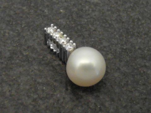 Glamouröser Design Anhänger aus Weißgold 585 mit funkelnden Diamanten und einer hochwertigen Zuchtperle, hergestellt von Juwelier Harnisch. Ideal für elegante Anlässe.