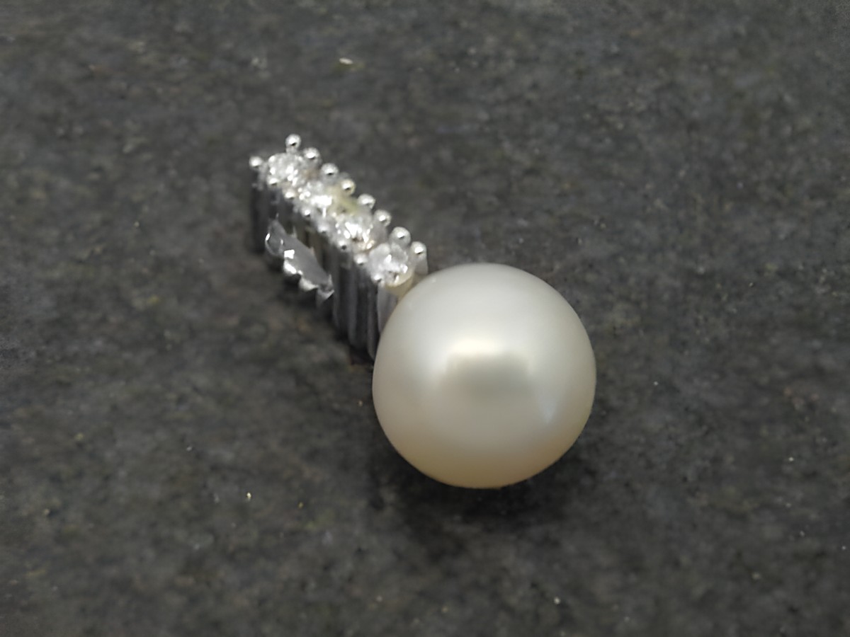 Glamouröser Design Anhänger aus Weißgold 585 mit funkelnden Diamanten und einer hochwertigen Zuchtperle, hergestellt von Juwelier Harnisch. Ideal für elegante Anlässe.