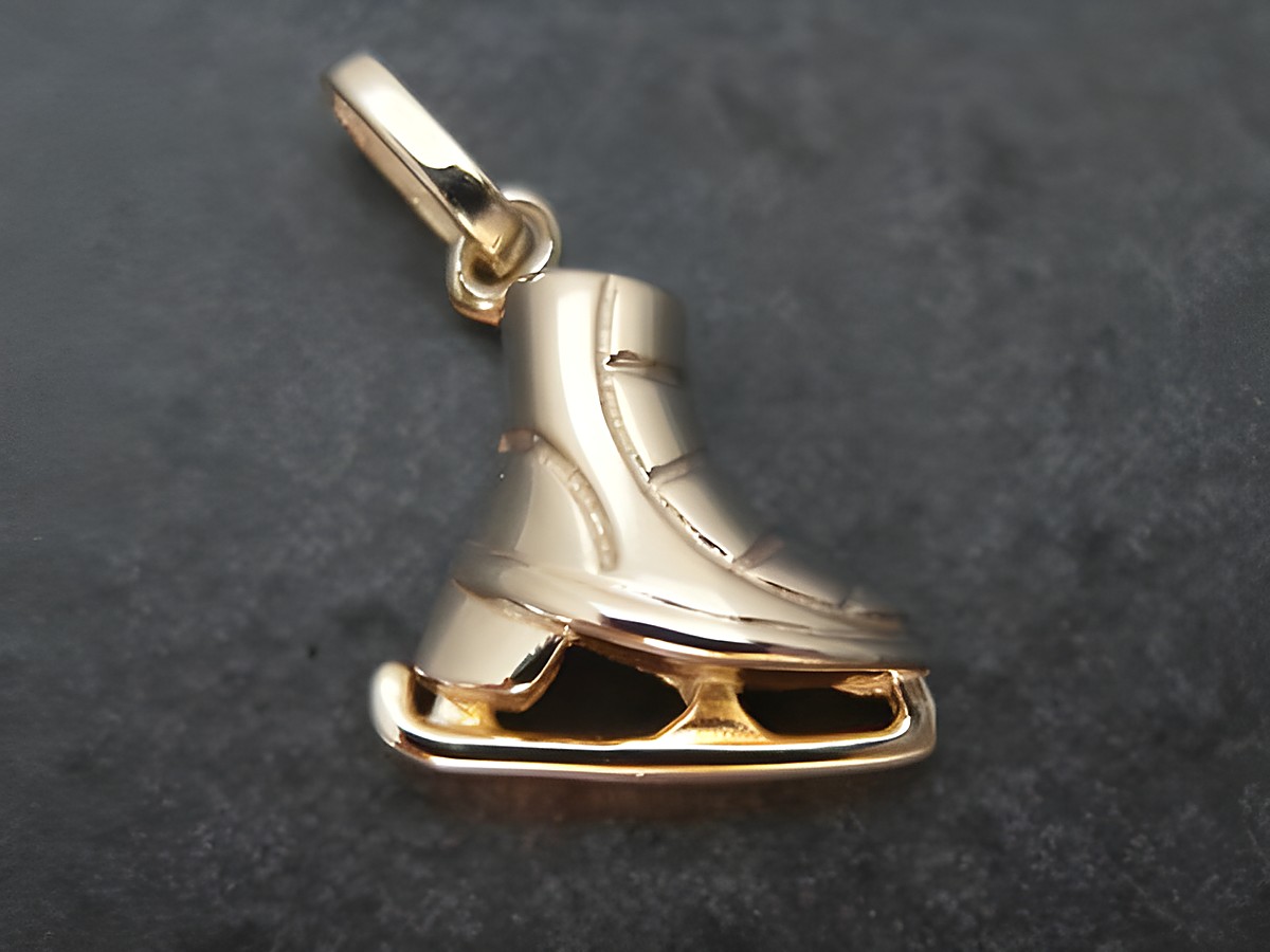 Schlittschuh Silber Anhänger aus Sterling Silber, vergoldet, von Hersteller Juwelier Harnisch, detailreiche Gestaltung, ideal als Schmuckstück für Eislauffans.