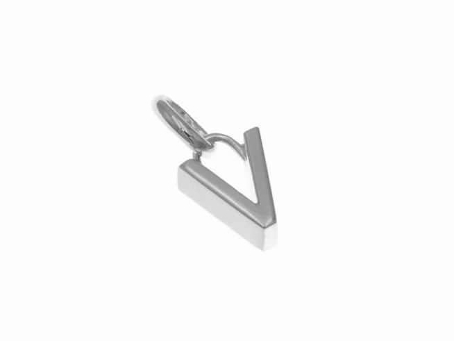 Anhänger aus sterling Silber in Form des Buchstabens V, poliert und rhodiniert, Hersteller Juwelier Harnisch. Elegantes und modernes Design für individuellen Schmuck.