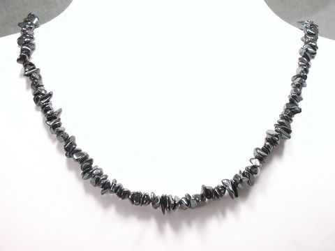 Hämatitkette aus Flakes und Chips mit einem Durchmesser von 7 mm und einer Länge von 77 cm, gefertigt von Juwelier Harnisch, elegante Steinkette in Schwarz, glänzendes Design.