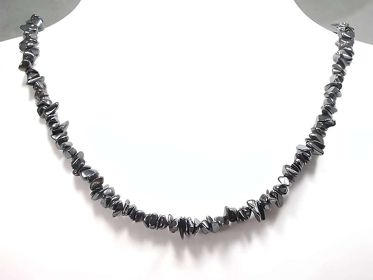 Hämatitkette aus Flakes und Chips mit einem Durchmesser von 7 mm und einer Länge von 77 cm, gefertigt von Juwelier Harnisch, elegante Steinkette in Schwarz, glänzendes Design.