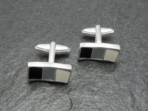 10138-0 Manschettenknöpfe im modernen Wellenlook, silberfarben von Juwelier Harnisch, elegant und stilvoll gestaltet, ideal für besondere Anlässe oder als hochwertiges Accessoire.