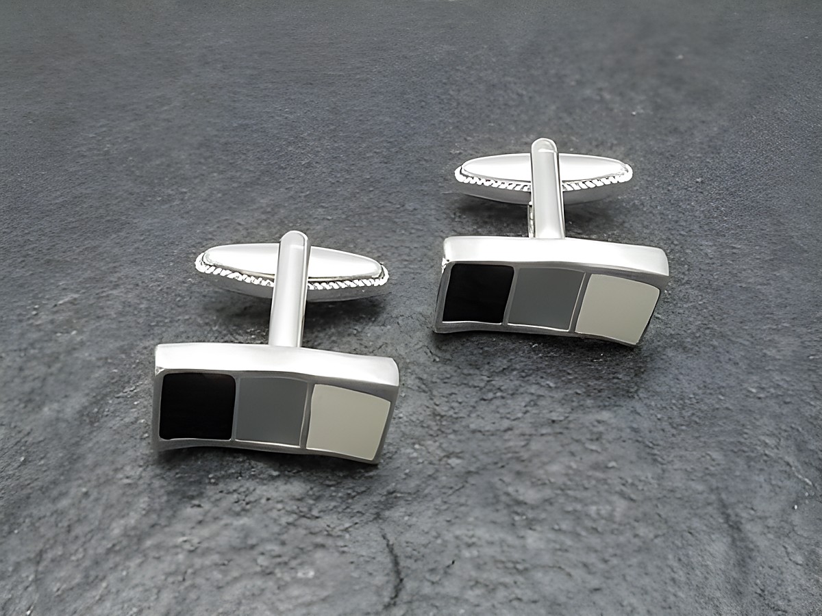 Manschettenknöpfe im modernen Wellenlook, silberfarben von Juwelier Harnisch, elegant und stilvoll gestaltet, ideal für besondere Anlässe oder als hochwertiges Accessoire.