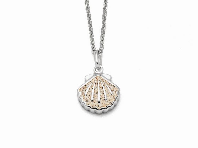 Sterling Silber Kette mit einem Muschelanhänger aus Strandsand, 45 cm lang, von DUR. Der Anhänger zeigt eine detaillierte Muschelform mit sandfarbenem Innenteil.