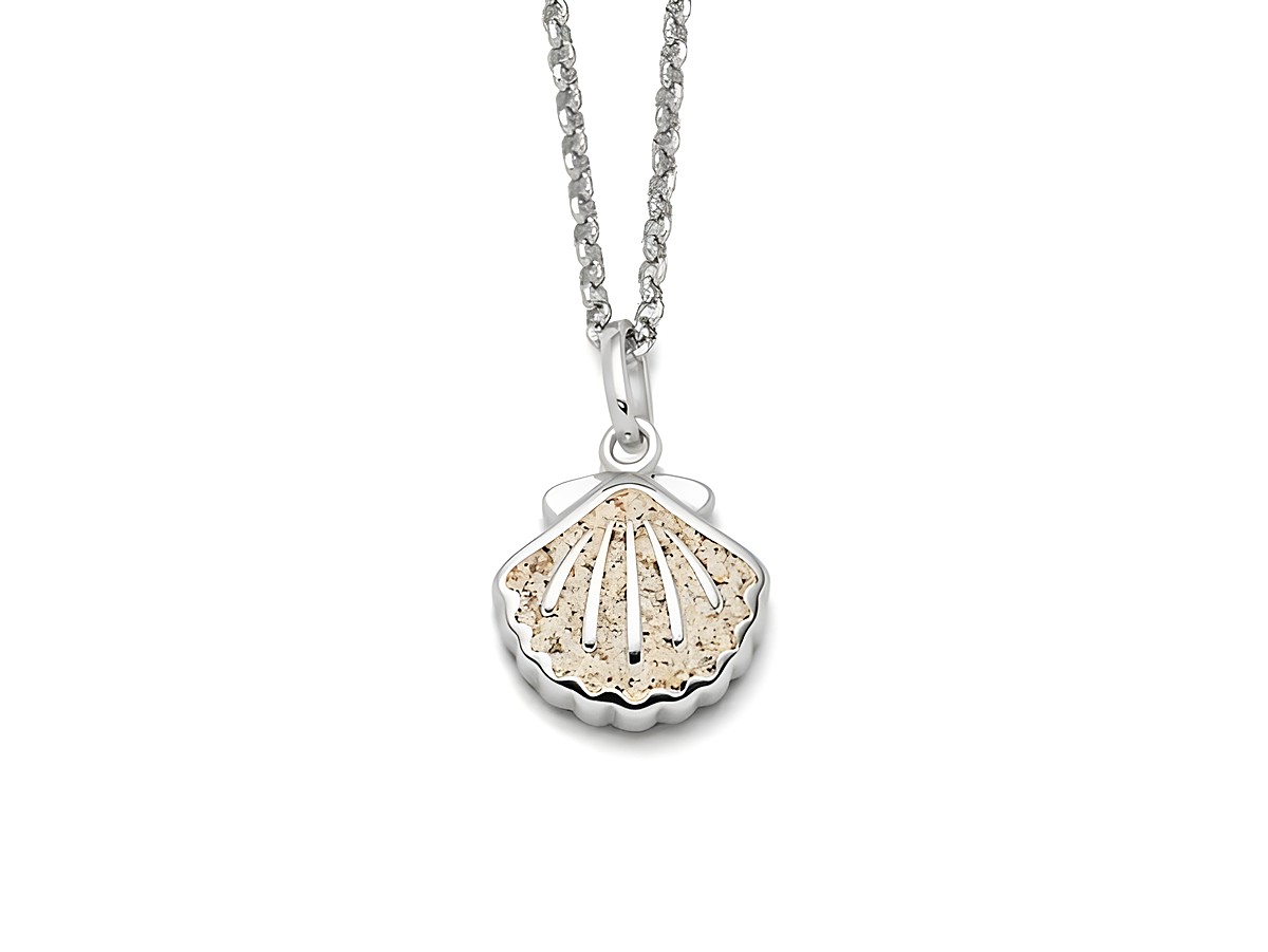 Sterling Silber Kette mit einem Muschelanhänger aus Strandsand, 45 cm lang, von DUR. Der Anhänger zeigt eine detaillierte Muschelform mit sandfarbenem Innenteil.