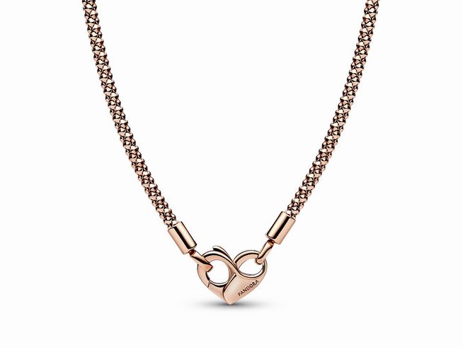 382451000-0 Gliederhalskette von Pandora in Roségold Vergoldung mit Nieten, 45 cm lang, elegantes Design, hochwertiger Verschluss in Form eines Herzens, ideal für persönliche Anhänger.