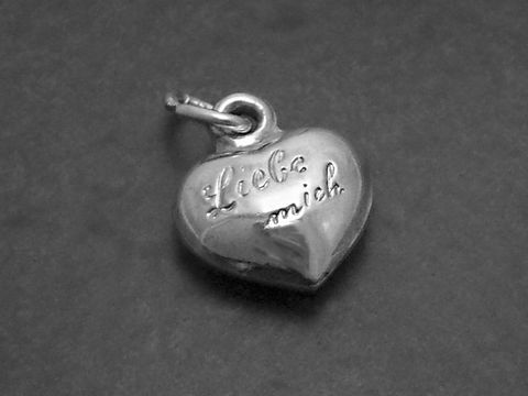 Silber Anhänger Liebe mich Herz mit Gravur des Herstellers Juwelier Harnisch, plastisch gearbeitet, glänzende Oberfläche, ideal als Geschenk oder Liebeserklärung.