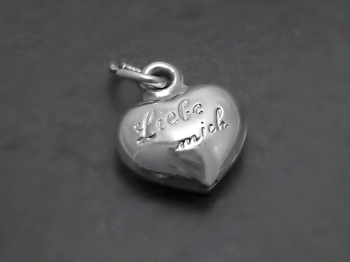 Silber Anhänger Liebe mich Herz mit Gravur des Herstellers Juwelier Harnisch, plastisch gearbeitet, glänzende Oberfläche, ideal als Geschenk oder Liebeserklärung.