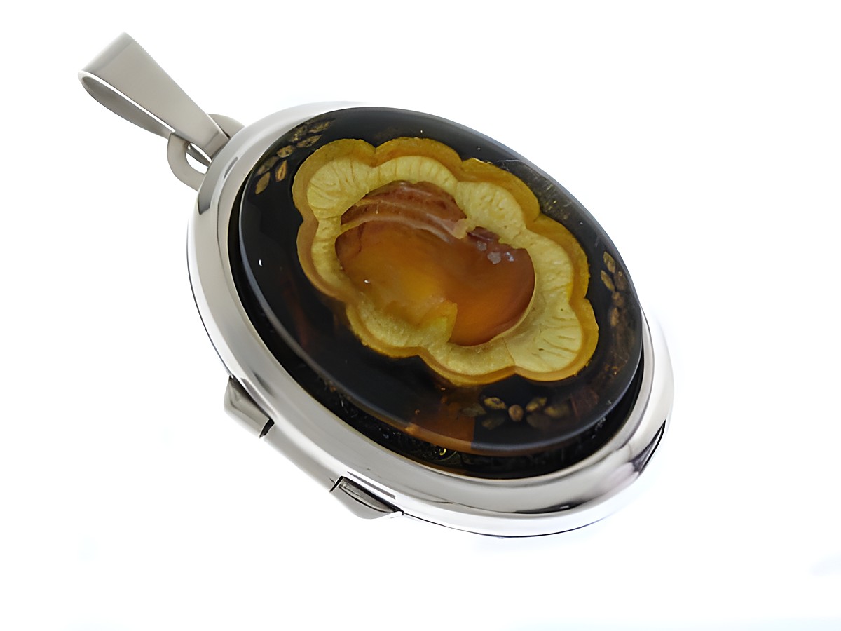 Medaillon aus Sterling Silber mit braunem Cabochon und filigraner Gravur, hergestellt von Juwelier Harnisch, elegant und zeitlos in Design und Farbe.