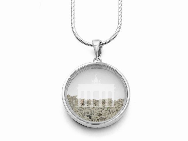 DUR Anhänger Brandenburger Tor in Sterling Silber mit eingearbeiteter Abbildung des Brandenburger Tors und dekorativem Grundmotiv für einen eleganten Look.