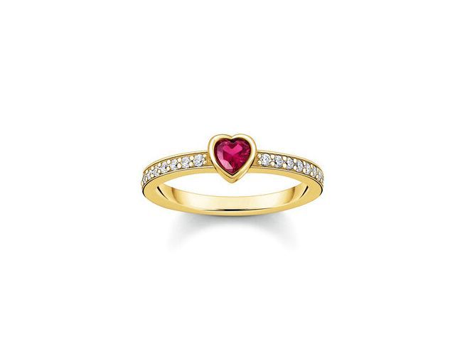 Solitärring aus Silber mit gelbgoldener Vergoldung, Herzstein aus synthetischem Korund in Rot und Zirkonia, Größe 56. Ideal für besondere Anlässe und als Geschenk.