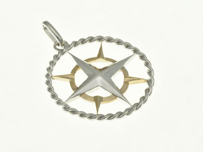 Ein eleganter Kompass Anhänger aus rhodiniertem Sterling Silber mit bicolor vergoldeten Akzenten, ideal für maritime und seefahrtsbegeisterte Schmuckliebhaber, Hersteller Juwelier Harnisch.