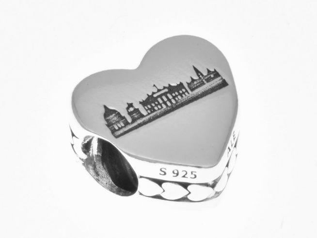 Herzförmiger Pandora Charm aus Sterling Silber mit der Skyline von Kopenhagen und dem Schriftzug Copenhagen, verziert mit feinen Details und der Prägung S 925.