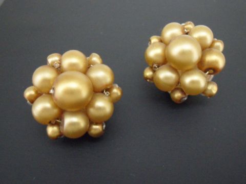 Ohrclip in goldgelb mit blumigem Design, goldfarbene synthetische Zuchtperlen in seidenmatter Optik, Hersteller Juwelier Harnisch, stilvoll und elegant.