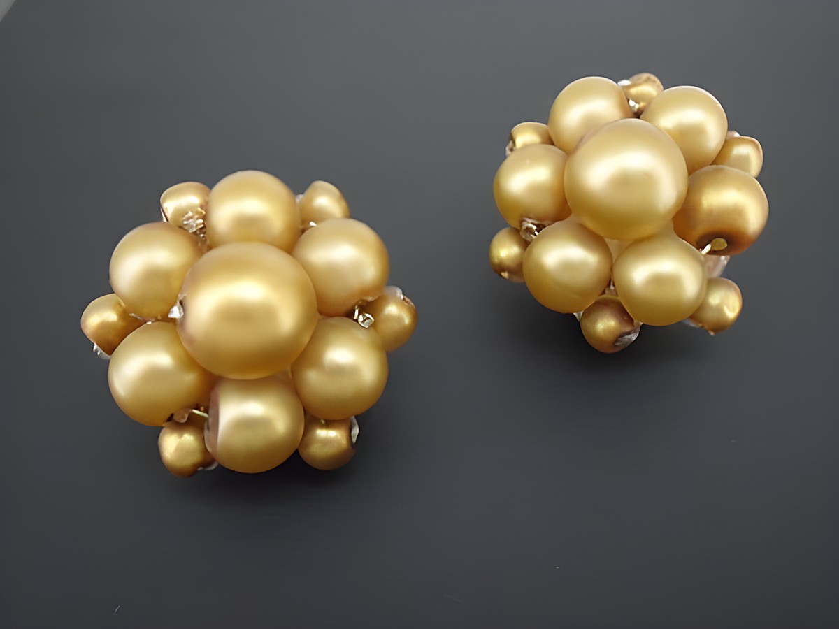 Ohrclip in goldgelb mit blumigem Design, goldfarbene synthetische Zuchtperlen in seidenmatter Optik, Hersteller Juwelier Harnisch, stilvoll und elegant.
