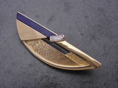 Gold Brosche designorientiert Gold 585 Lapis Zirkonia Anstecknadel Hersteller Juwelier Harnisch Broschen elegantes und modernes Design mit geschwungenen Formen und hochwertiger Verarbeitung.