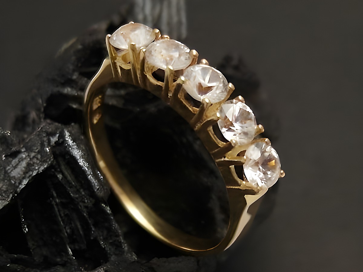Goldring in traumhaftem Design aus Gold 585 mit funkelnden Zirkonen, Größe 58, Hersteller Juwelier Harnisch, ideal bis Größe 58/18,5.