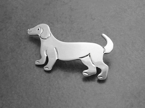 Dackel Hund Brosche aus 925 Sterling Silber mit detaillierter Darstellung eines Dackels, ideal für Hunde- und Schmuckliebhaber, hergestellt von Juwelier Harnisch.