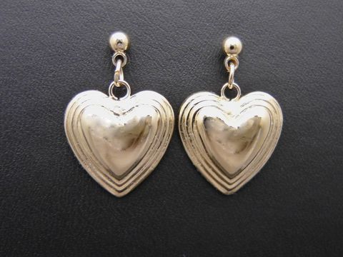 Goldfarbene Ohrringe im vintage Look in Herzform, hergestellt von Juwelier Harnisch, inklusive Ear Cuffs, elegante Modeschmuck-Variation.