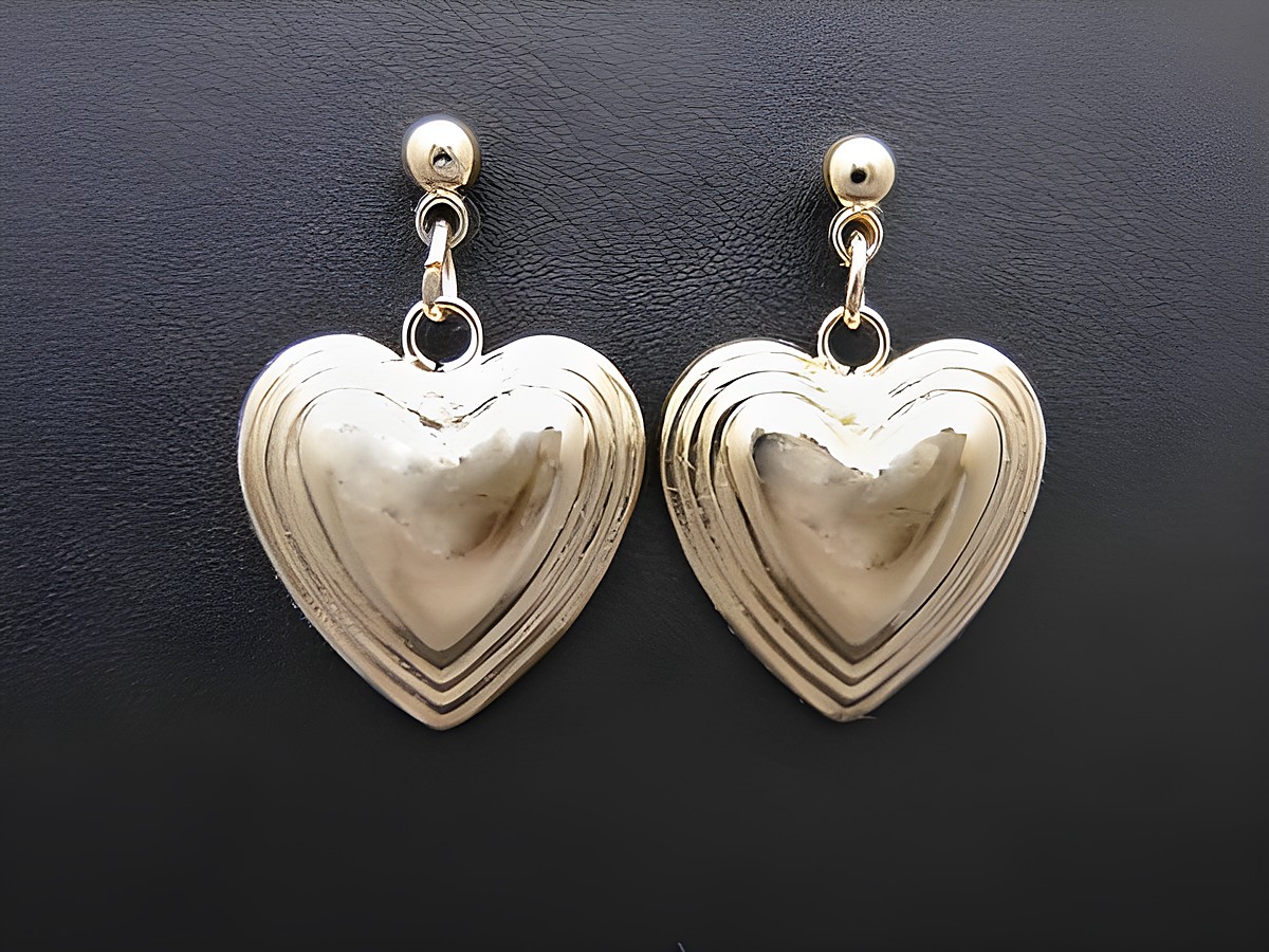 Goldfarbene Ohrringe im vintage Look in Herzform, hergestellt von Juwelier Harnisch, inklusive Ear Cuffs, elegante Modeschmuck-Variation.